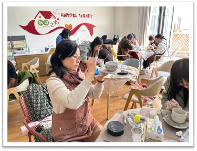 一群人围坐在桌子前吃东西
AI 生成的内容可能不正确。