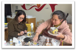 男人和女人在桌子前吃蛋糕
AI 生成的内容可能不正确。