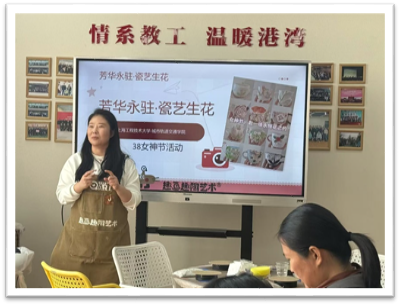 图片包含 人, 室内, 女人, 桌子
AI 生成的内容可能不正确。